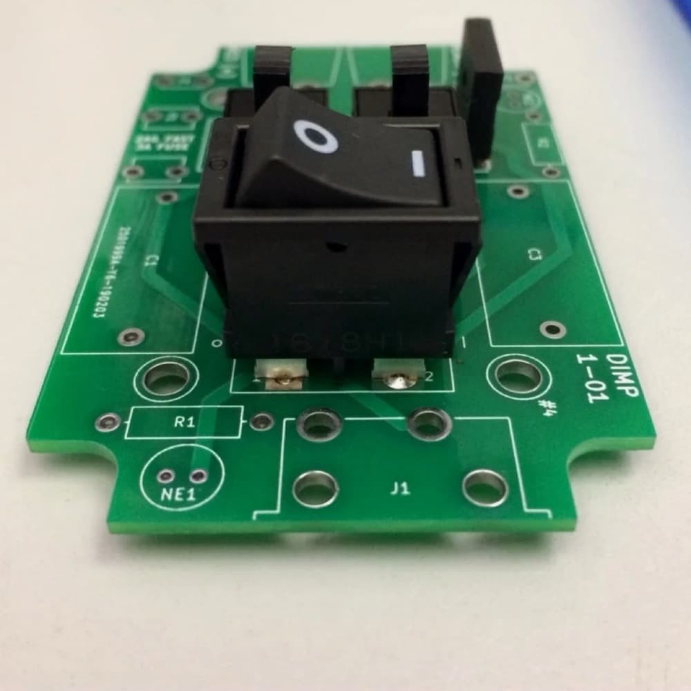 Devre kartına lehimlenmiş I/O rocker anahtar