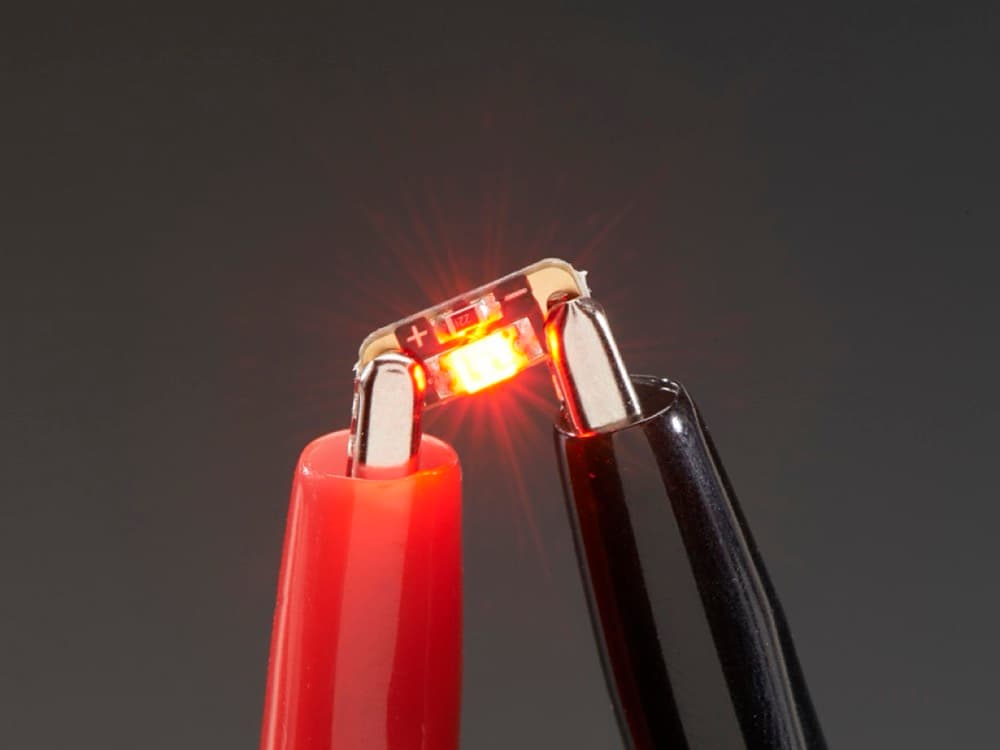 Krokodil penslerle beslenip kırmızı yanan SMD LED