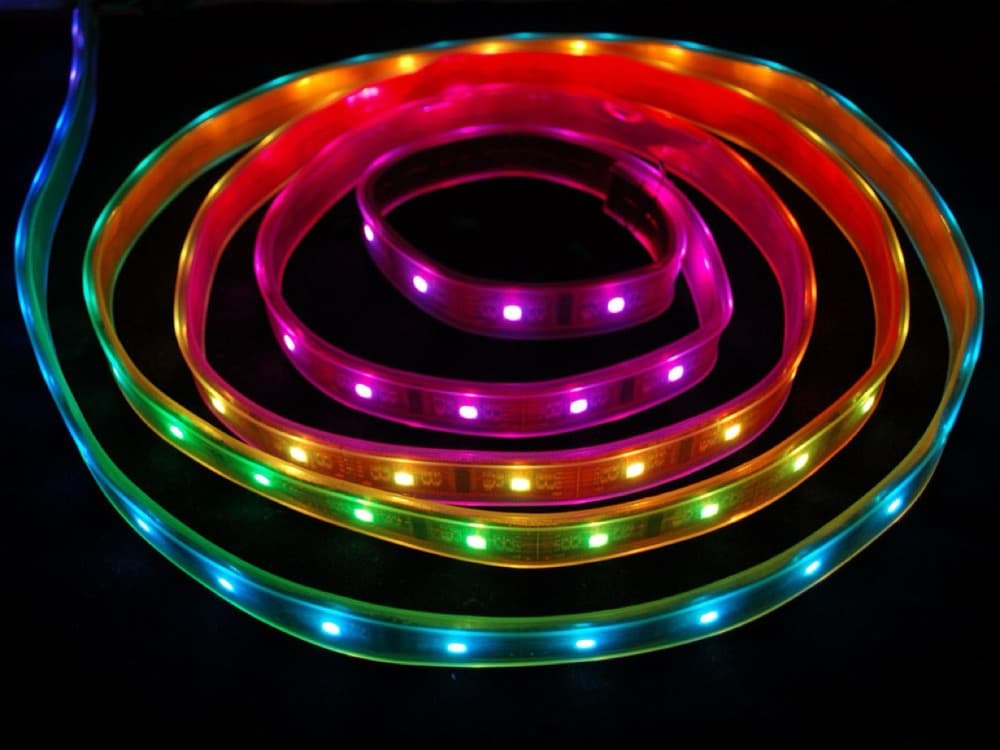 Her LED'i ayrı renkte yanan adreslenebilir RGB LED şeridi