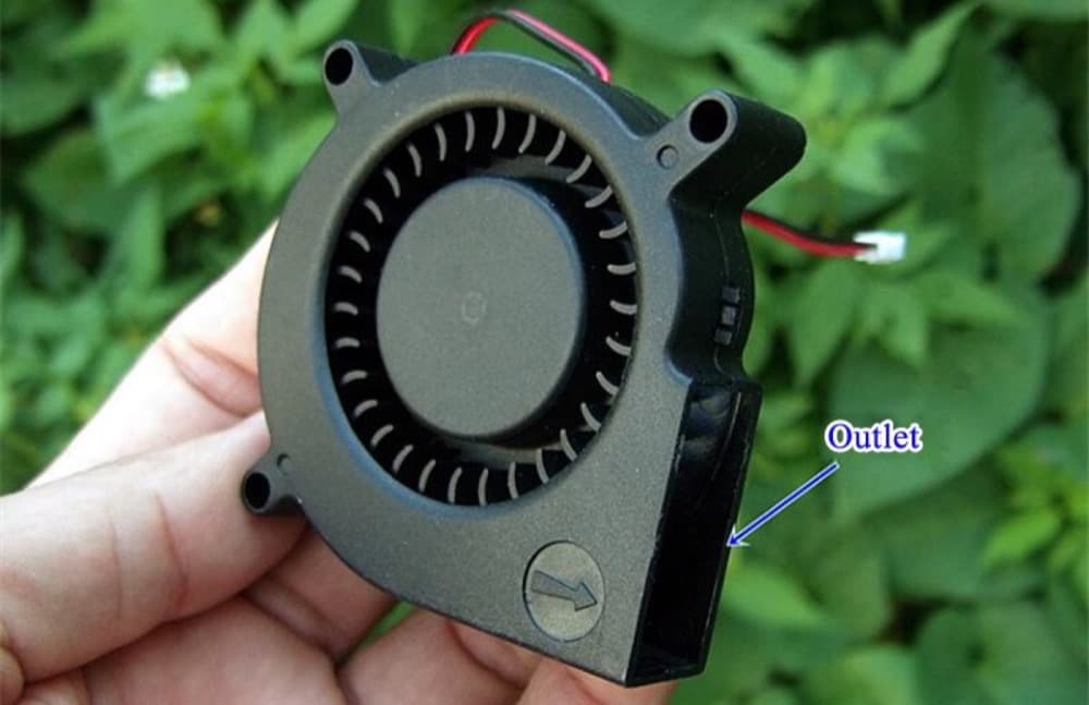 Santrifüj (blower) fan, yandan dar çıkışlı (outlet)