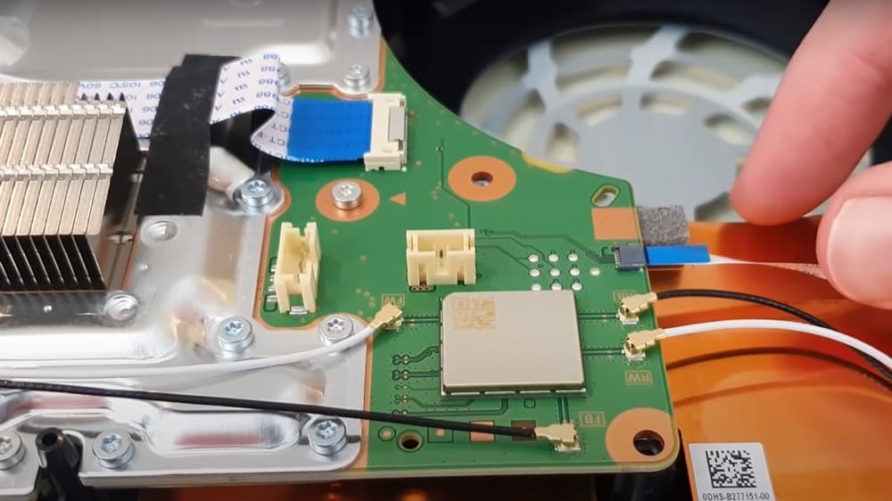 Anten kablolarıyla bir cihaz anakartına lehimlenmiş kablosuz (Bluetooth) RF modülü
