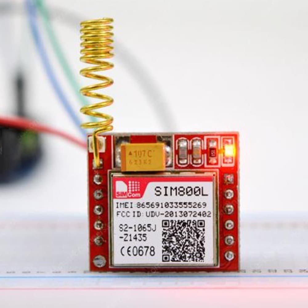 Breadboard üzerinde, yay antenli ve çalışır durumda SIM800L GSM modülü