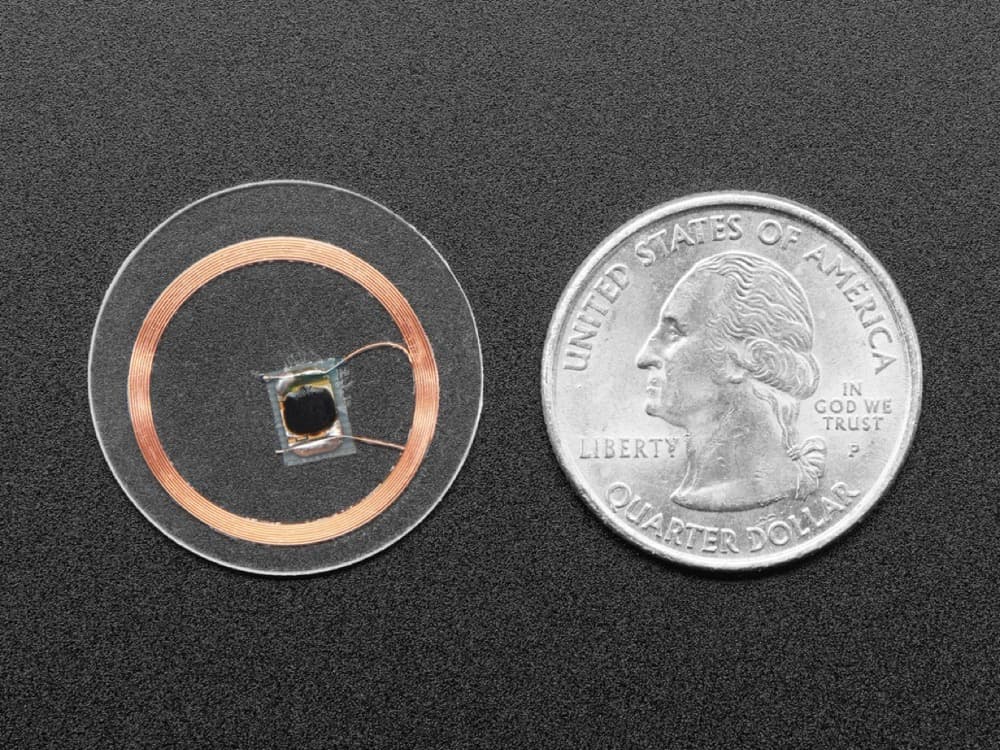 Bobin antenli pasif RFID etiketi; boyut için çeyrek dolarla yan yana