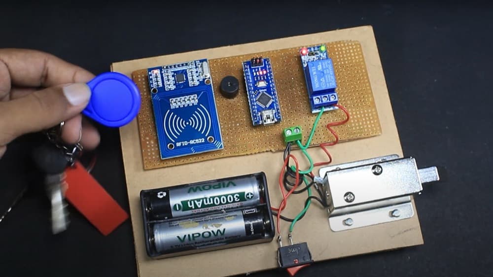 RFID-RC522 okuyucu, anahtarlık etiketi ve kilitle kurulmuş kartlı geçiş düzeneği