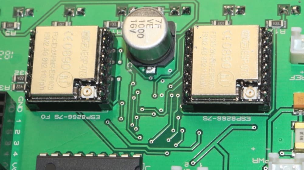 Bir devre kartına lehimlenmiş iki adet ESP8266 Wi-Fi modülü