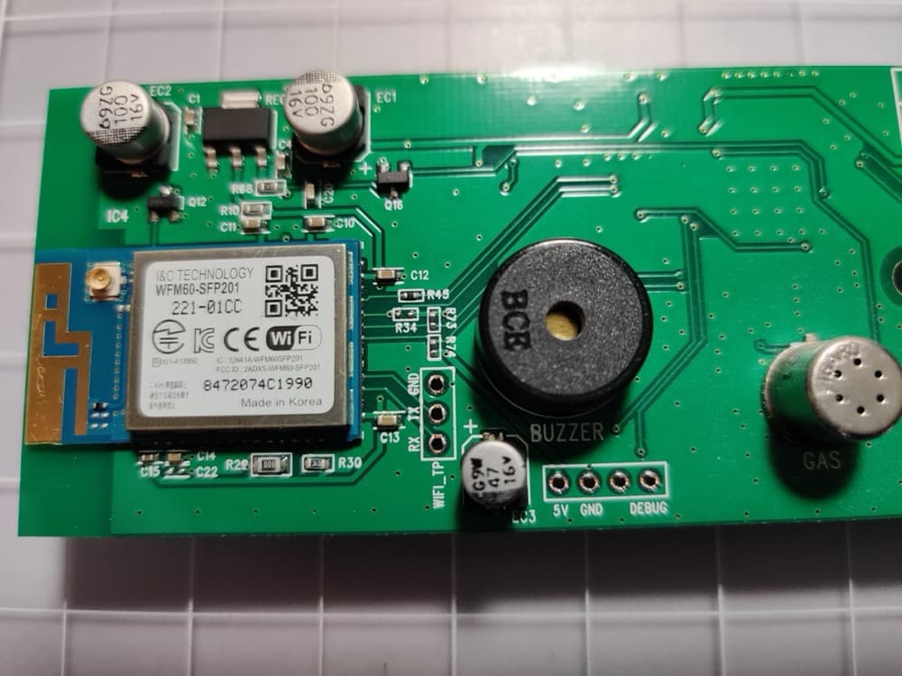 Devre kartına lehimlenmiş, BUZZER etiketli buzzer
