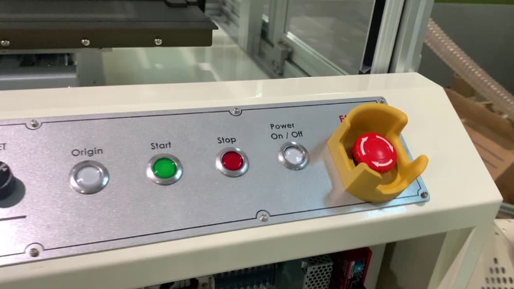 Makine paneline sarı koruma muhafazasıyla monteli mantar acil stop butonu