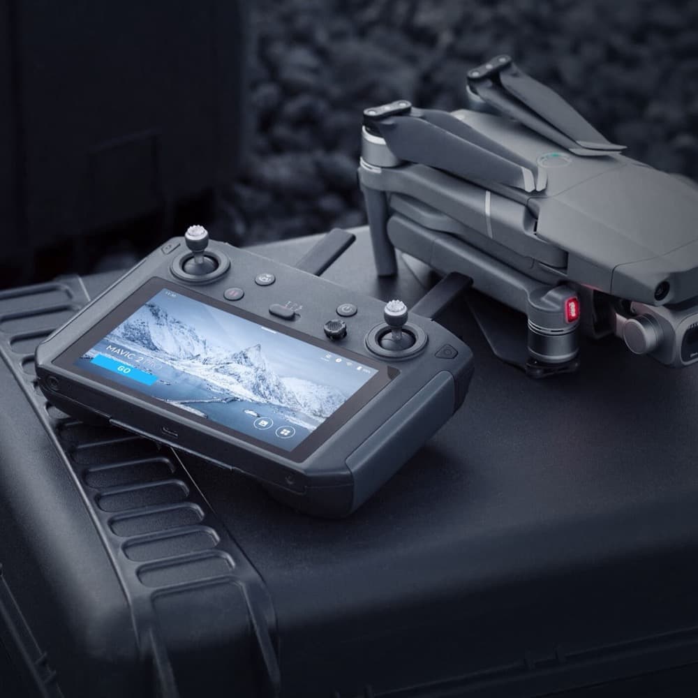 Drone kumandası üzerindeki iki analog joystick çubuğu