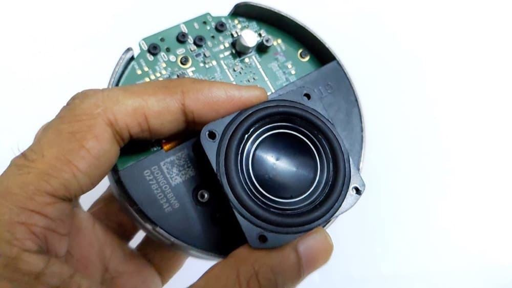 Bluetooth hoparlörden sökülmüş, konisi görünen hoparlör
